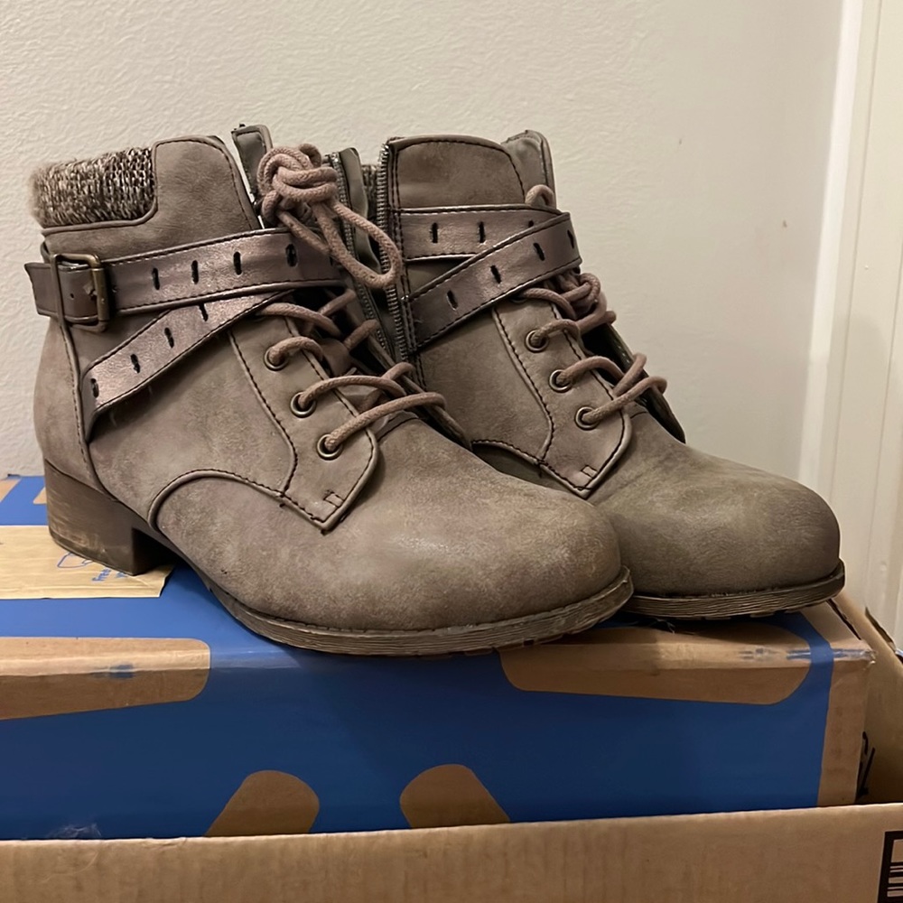 Ladies 7.5 tan booties